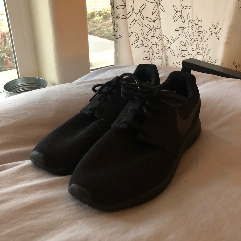 BRAND NEW Nike Roshe Run